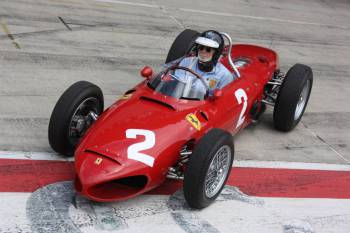 10 – Restaurátor Jason Wright v jeho replice Ferrari 156 