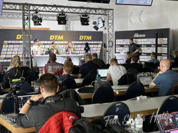 21. Tim Heinemann, Jack Aitken a uprostřed vítěz úvodního závodu veterán Franck Perera na tiskové konferenci v press centru 