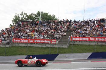 6 – Kommerzielrat Egon Hofer předvedl další z jeho klenotů: Cooper-Maserati, se kterým vítězil už Vaccarella. 