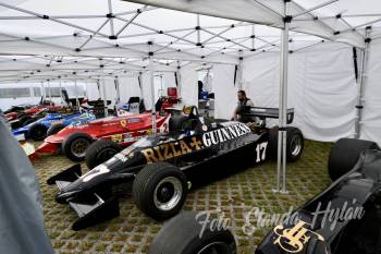 Dostat se do „boxů“ Historic F1 Racing Cars a prohlédnout si historické skvosty úplně zblízka, měli šťastlivci pouze v pátek 