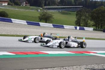 Hezký souboj dvou pilotů stáje US-Racing (Ungar-Schumacher), Timma Tramnitze a Eliase Seppaenena... 