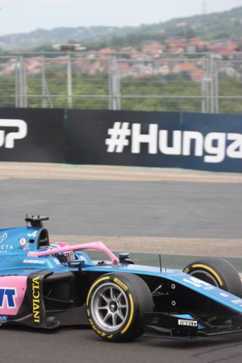 Jack Doohan (s Mogyorodem v pozadí) nastoupil coby junior Renaultu do šampionátu jako jeden z favoritů. Na Hungaroringu ovšem udeřil teprve poprvé – a především příliš pozdě.