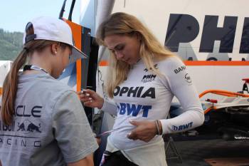 Jako vítězka se mohla v neděli ráno cítit i populární Sophie Flörschová. Vybojovala první body pro PHM Racing by Charouz. 