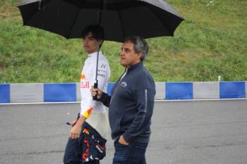 Je ještě pořád pod křídly (deštníkem) tatíka: Sebastian Montoya. 