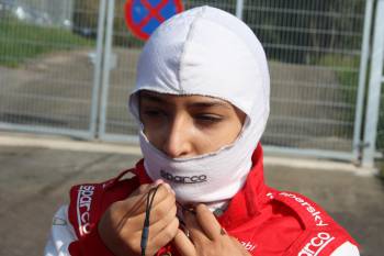 Jediným děvčetem formule 4 je letos Arabka Hamda Al Qubaisi startující za tým Prema. 
