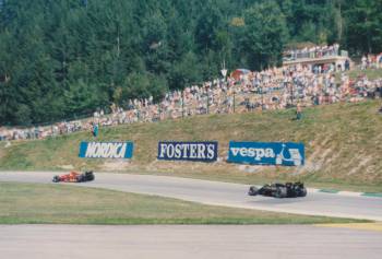 Johnny Dumfries následuje Ferrari Michele Alboreta v šikaně Hella-S na Österreichringu