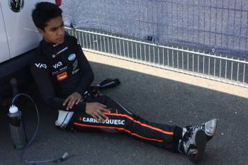 Mexičan Jesse Carrasquedo skrývá svou nervozitu před prvním startem v F-Regional ve stínu dodávky. 