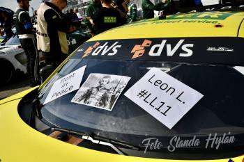 Na Mercedesu vedoucího jezdce Rafaelle Marciella se v neděli objevila vzpomínka na zesnulého kamaráda Leona Langstädtlera 