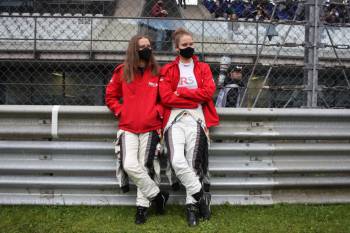 Největší popularity se ale těšila tato dvojčata (RacingTwins, jak si sami říkají): Jacqueline a Alessia Kreutzpointnerovi jsou dcery bývalého juniora Mercedesu v Le Mans a několiknásobného šampiona trucků „Fritze K.“! 