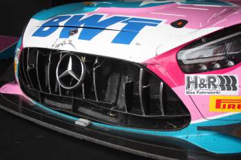 Po sobotní bitvě byly na Mercedesu týmu Toksport-WRT vidět nějaké ty „stopy“. V neděli se tento vůz roztříštil o svodidla zcela... 