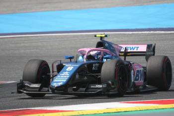 Pod ohromným tlakem nejsou pouze junioři Red Bullu: chráněnec Renaultu- Alpine, Victor Martins musí začít vydatně bodovat a vyhrávat. Pole position v pátek, druhé místo v sobotu a pouze 8. pozice v neděli na titul stačit nebudou.. 
