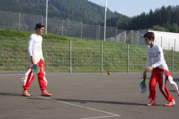 Připravovali se na závody tenisem: junioři Akademie Ferrari Gabriel Bortoleto a Gabriele Mini. 