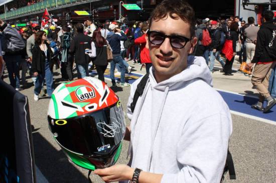 Tento fanda investoval hodinu čekání – a stal se z něj hrdý majitel Rossiho autogramu.. 