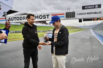 V neděli před závodem F4 CEZ si dodatečně převzal ocenění Zlatý volant český reprezentant ve FIA Formula 2 Roman Staněk. Jezdec týmu Trident potom ochotně i přes nepřízeň počasí podepisoval divákům kartičky 