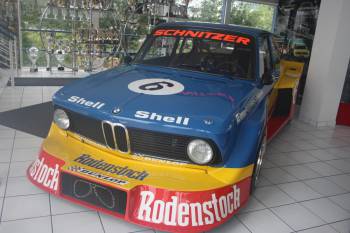 Ve výstavní aule se dá mimo jiné obdivovat DRM-Schnitzer-BMW 2002 Waltera Roehrla. 
