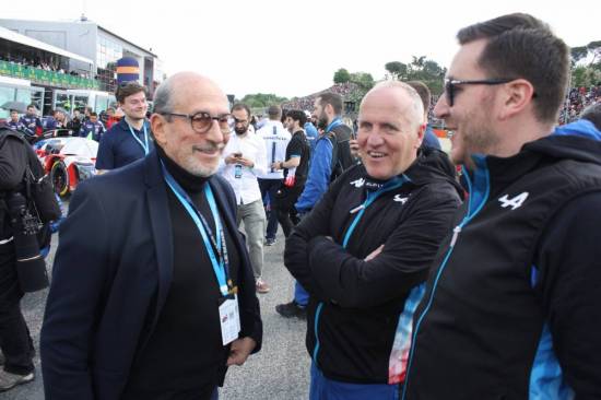 Vlevo je pan Richard Mille, velký sponzor motorsportu, uprostřed Philippe Sinault zodpovědný (zatím) neúspěšné sezony Alpiny ve WEC. 