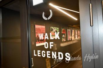 Závodníci do paddocku prochází Walk of Legend… 